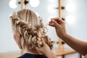 haciendo trenzas para boda