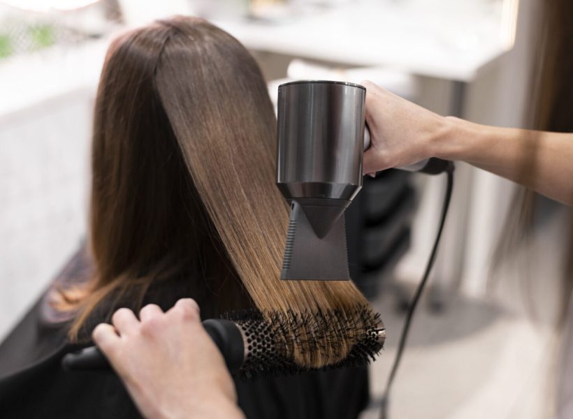 mujer-arreglando-su-cabello-en-el-salon-de-belleza