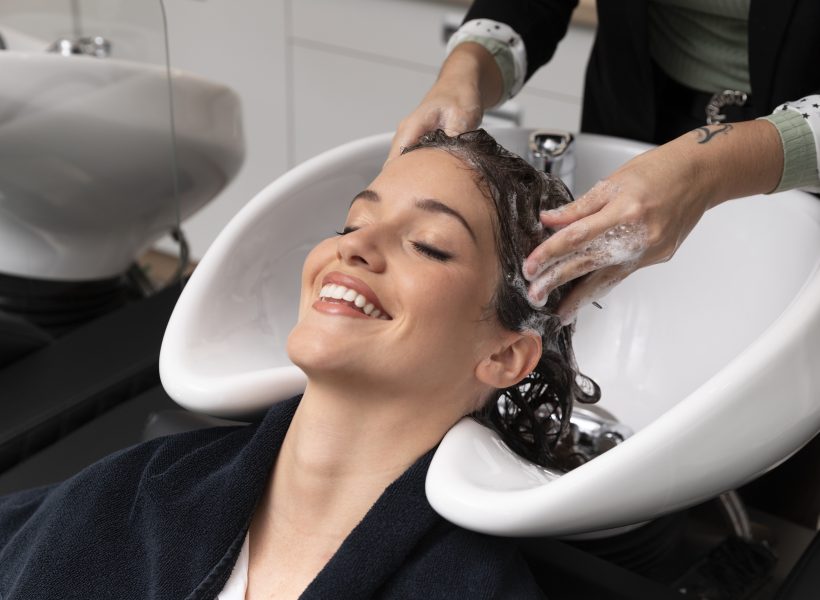 mujer-recibiendo-tratamiento-en-peluqueria (1)