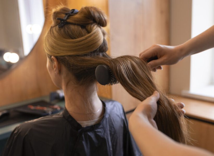 una-clienta-se-hace-el-pelo-en-la-peluqueria